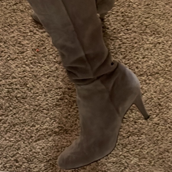 Vince camuto grey suede boots. - Picture 4 of 6